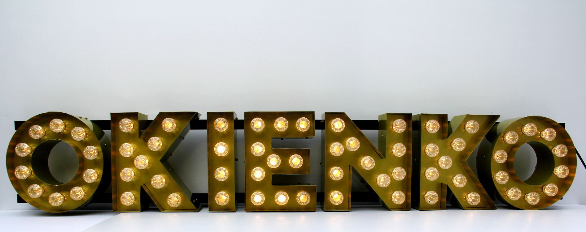 Raam - Letters met bollen op het frame